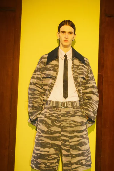 Look 18